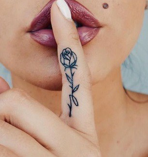 rose tattoo on the finger idea